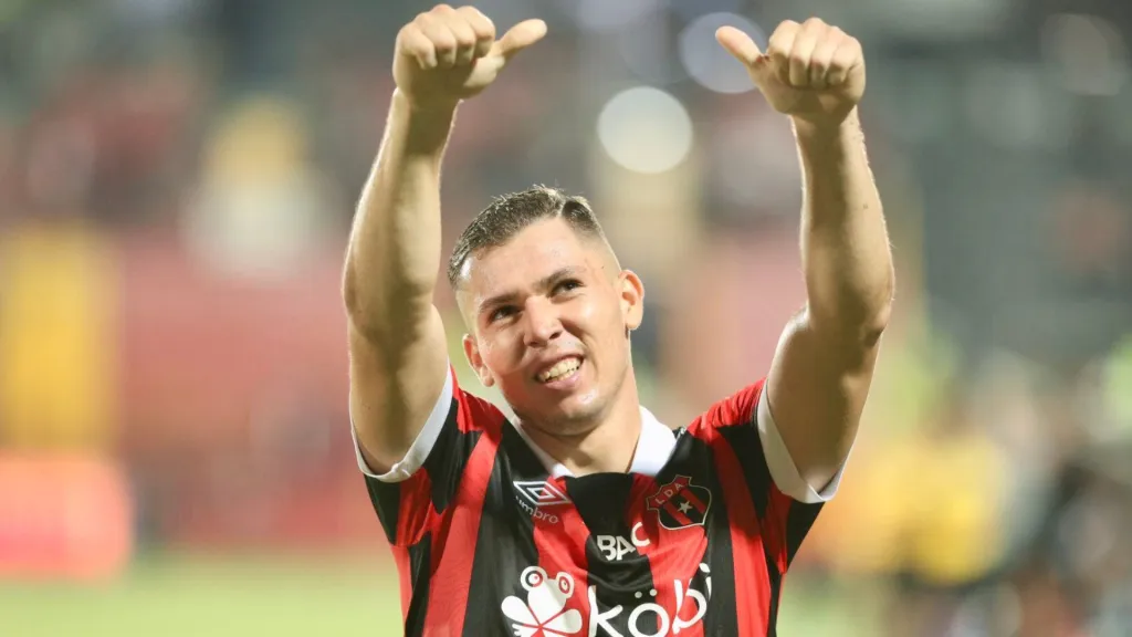 Carlos Mora tiene contrato con Alajuelense hasta el 30 de junio de 2025. (Foto: La Teja)