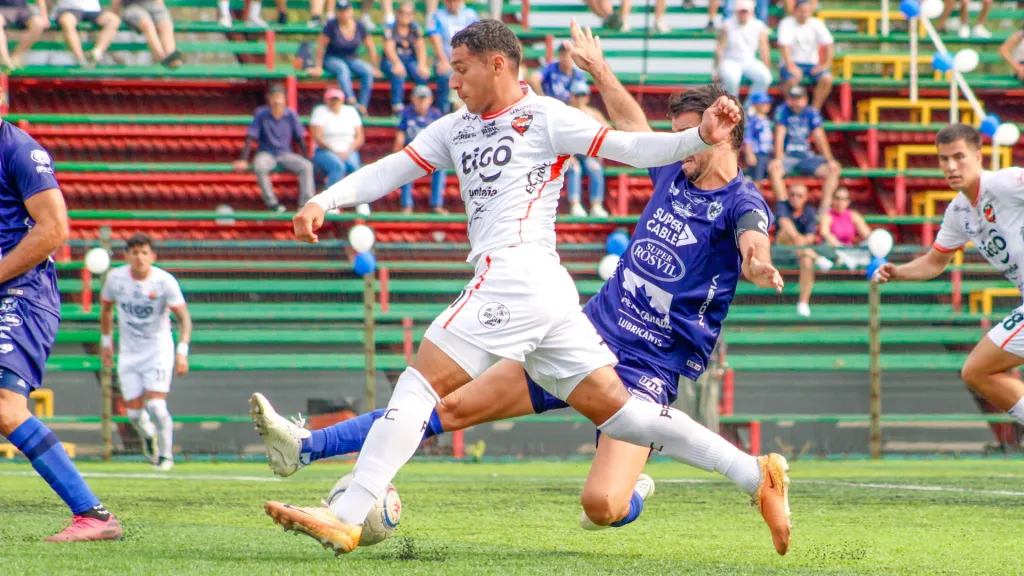 Doryan Rodríguez en acción frente a Grecia. El cachorro hizo valer la ley del ex en su paso por Puntarenas y hasta le anotó a Alajuelense, institución con la que tiene contrato hasta diciembre. (Foto: La Nación)