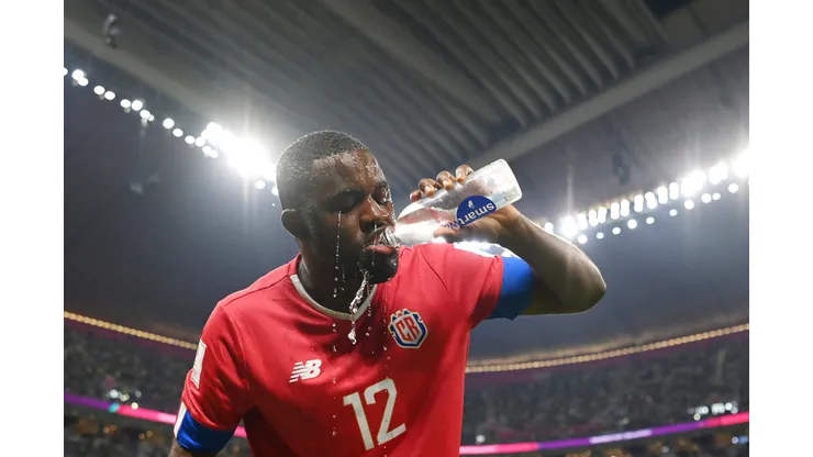 Joel Campbell conversa mucho con Gustavo Alfaro. (Getty Images)