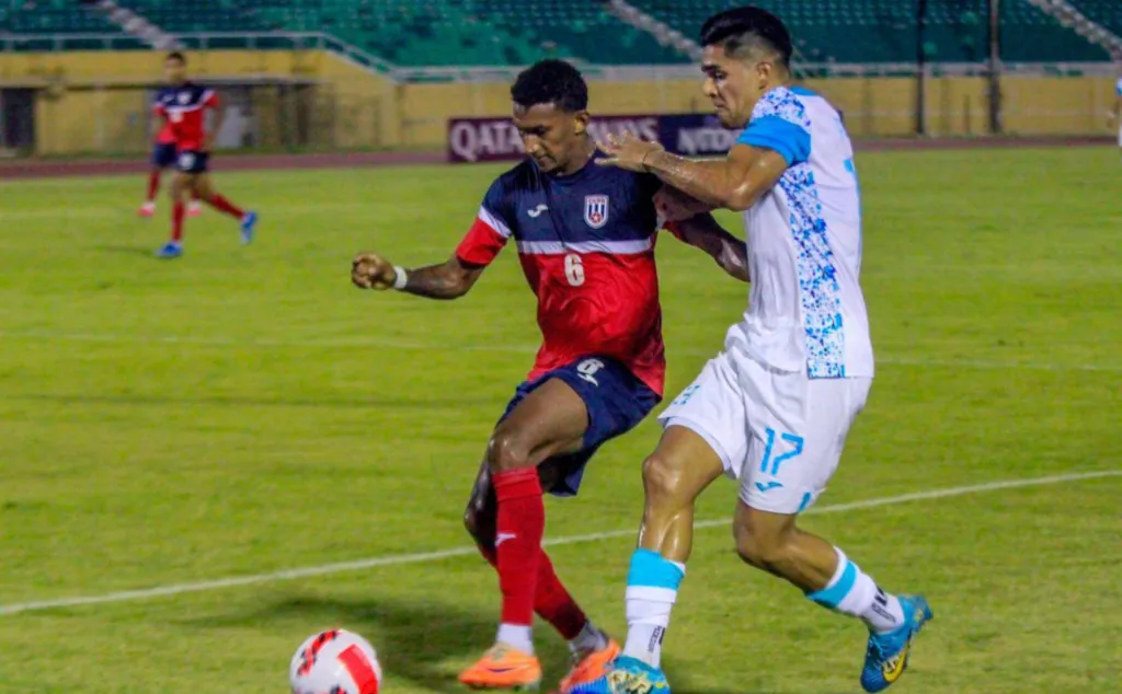 Luis Palma marca de cerca a Yosel Piedra en el último Honduras – Cuba. (Foto: El Heraldo)