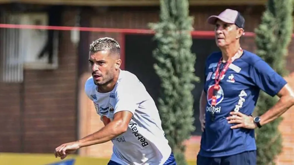 Iago Falque eligió Alajuelense para volver a ser dirigido por Guimaraes. (Foto: La Nación)