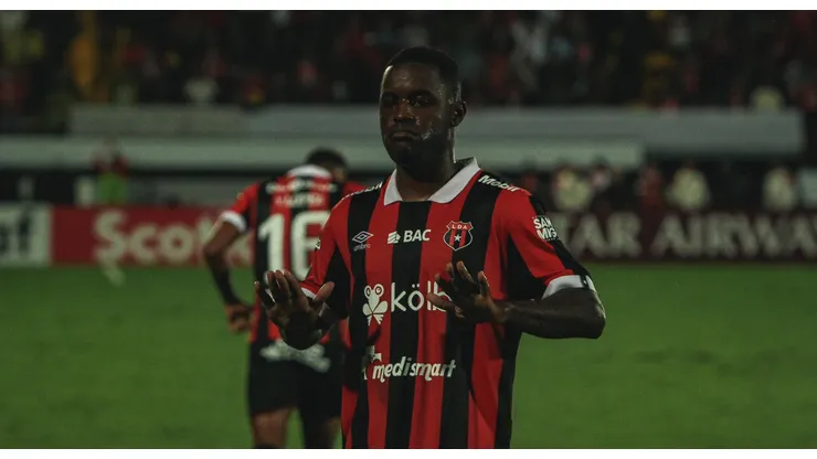 Joel Campbell reaparece en redes tras el título de Saprissa vs. Alajuelense