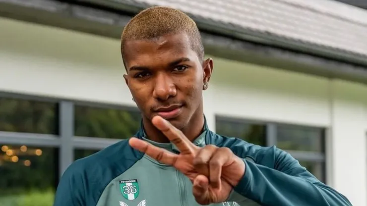 Problemas con la policía perjudican a Jeyland Mitchell en Feyenoord