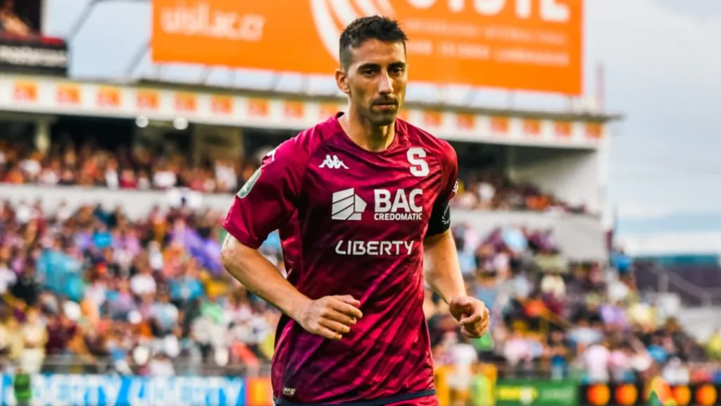 Mariano Torres sigue lesionado y Saprissa lo extraña. (IMAGO)