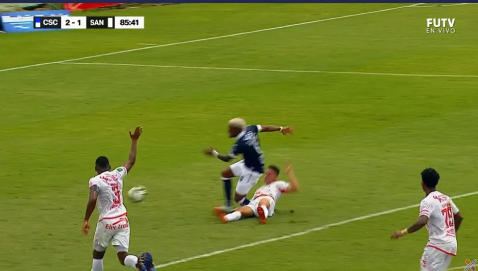 Lesión de Jeikel Venegas en Cartaginés