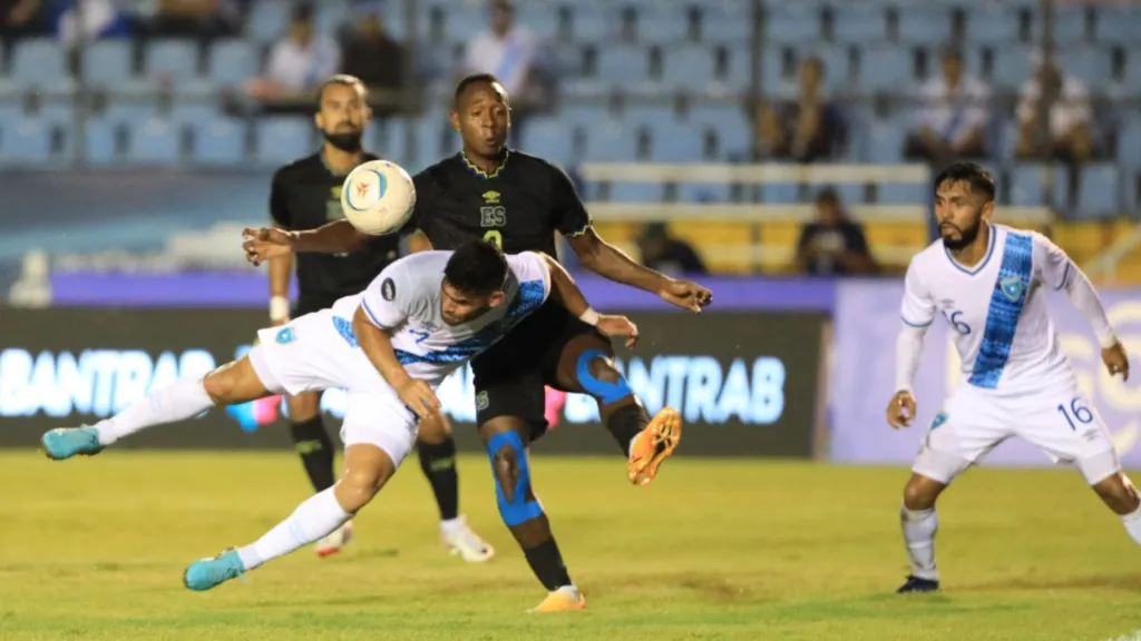 José Carlos Pinto y Bryan Gil se disputan la pelota en el último Guatemala-El Salvador. (Foto: Edinson González / DES)