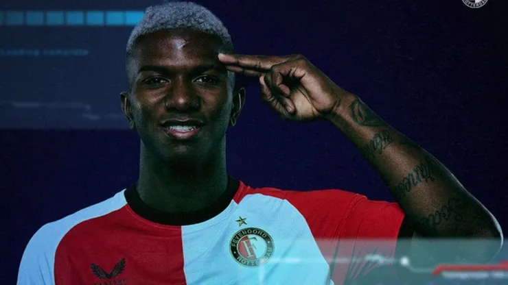Extremo: Jeyland Mitchell se muestra en Feyenoord como nunca se lo vio
