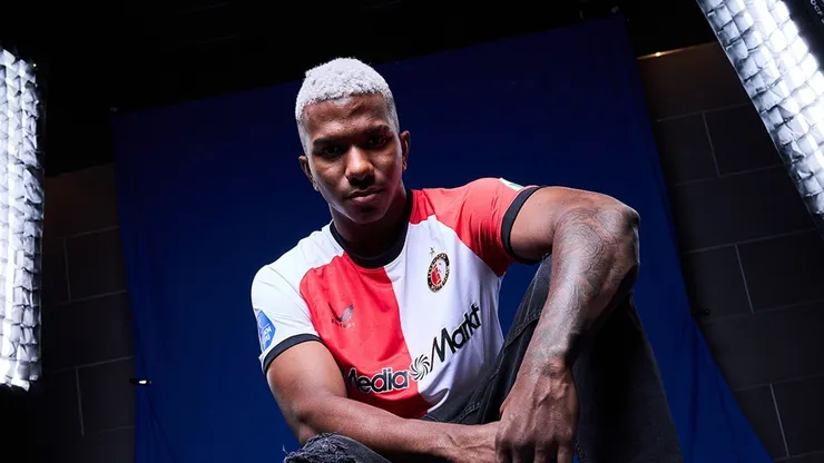 Jeyland Mitchell tiene mucha competencia en Feyenoord.