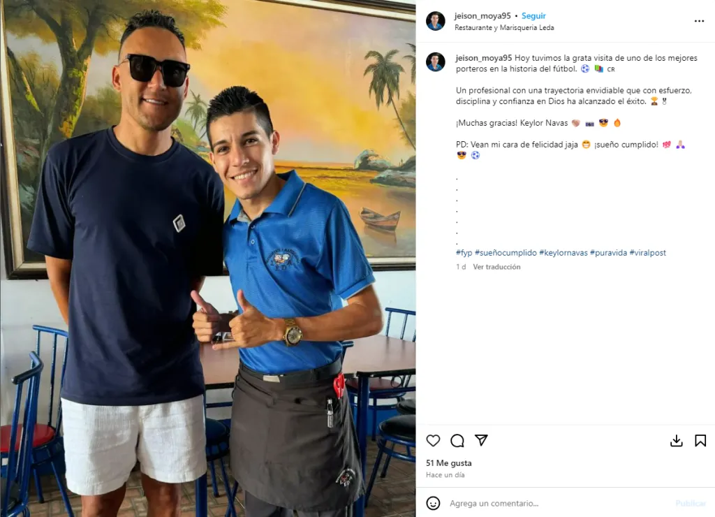 Keylor Navas en un restaurante de mariscos en Puntarenas. (Instagram)