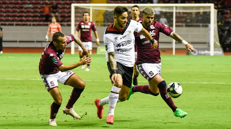 Alajuelense aventaja a su eterno rival.