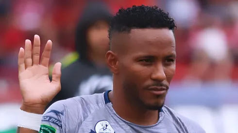 El jugador de Cartaginés tiene el agua hasta el cuello.