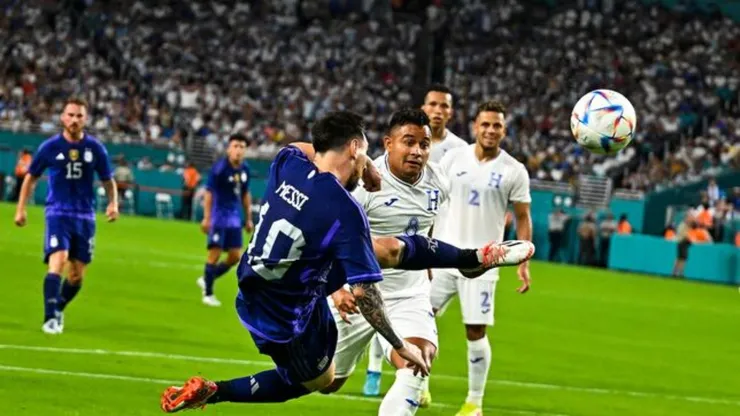 Tiene 23 años, representa a selección de Concacaf y está cerca de superar a Lionel Messi