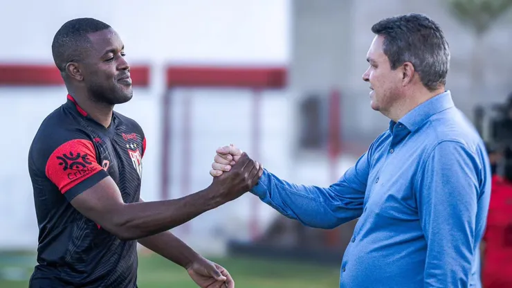 Cambpell y el presidente de su club en Brasil.