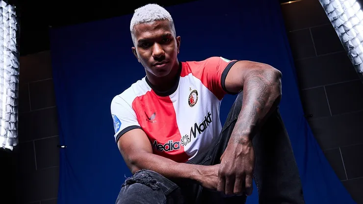 Jeyland Mitchell aún no debutó en Feyenoord.
