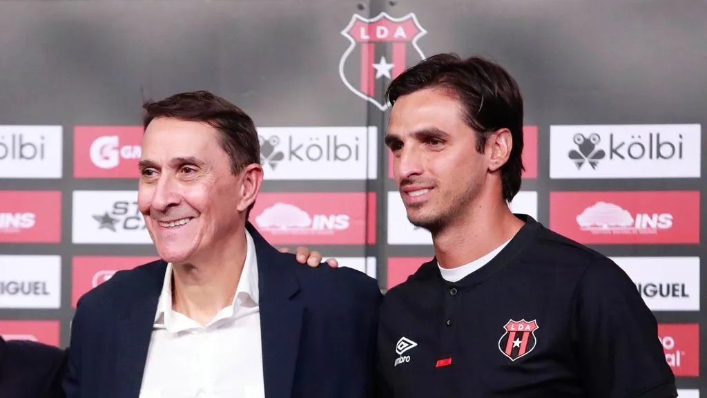Bryan Ruiz y Guimaraes conocen muy bien a Jeyland Mitchell. (IMAGO)