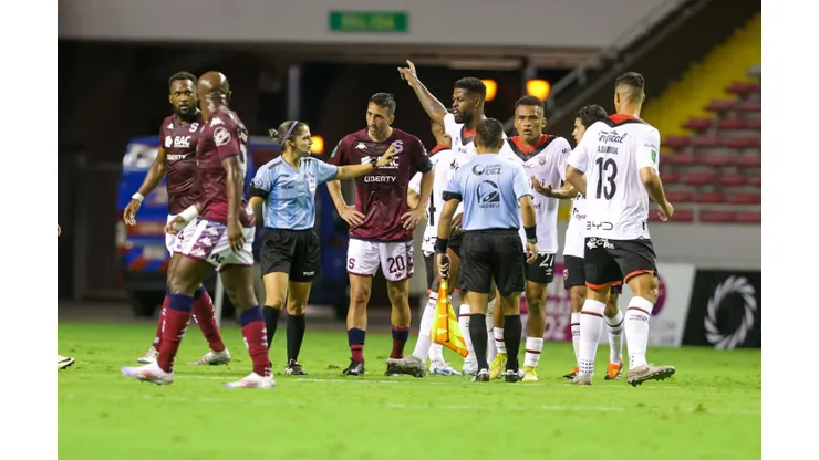 Desborde: desde Alajuelense apuntan a Mariano Torres y piden una fuerte sanción