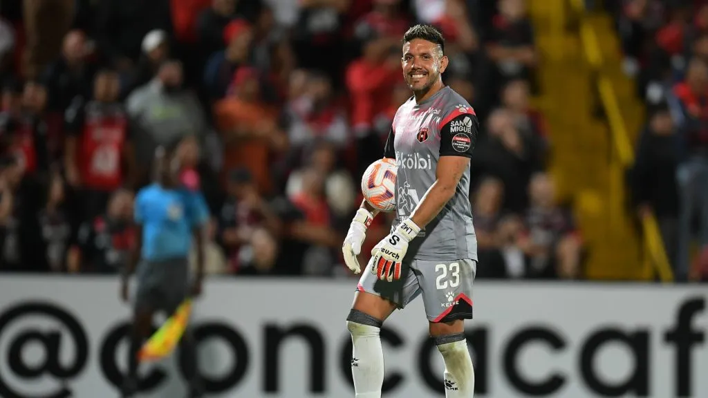 El portero de 34 años renovó en Alajuelense. (IMAGO)