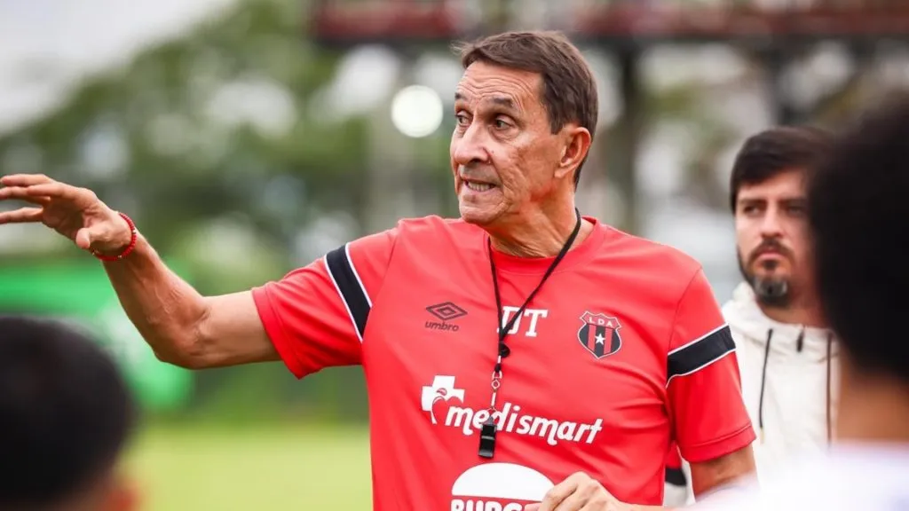 Alexandre Guimaraes habló sobre los refuerzos.