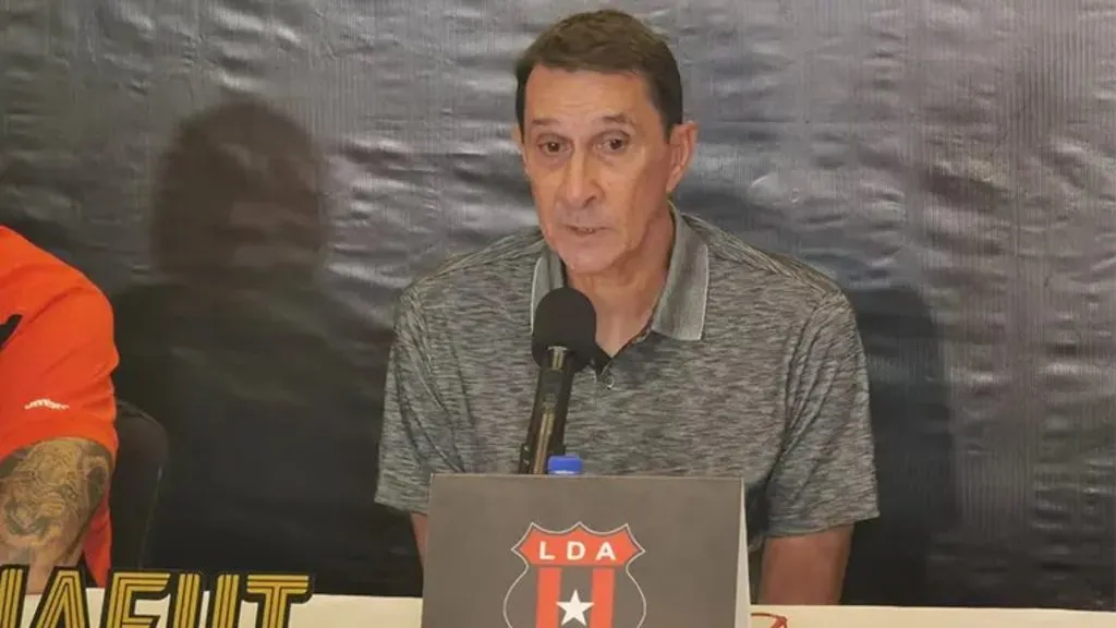 Alexandre Guimarães contó que rechazó tres ofertas para quedarse en Alajuelense.