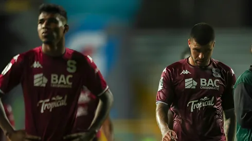 Alajuelense se despega de Saprissa.