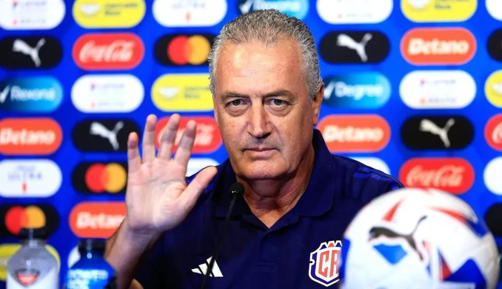 Gustavo Alfaro con la Selección de Costa Rica