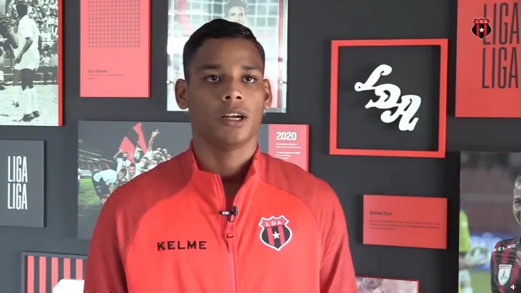 Creichel Pére sorprende a Alajuelense.