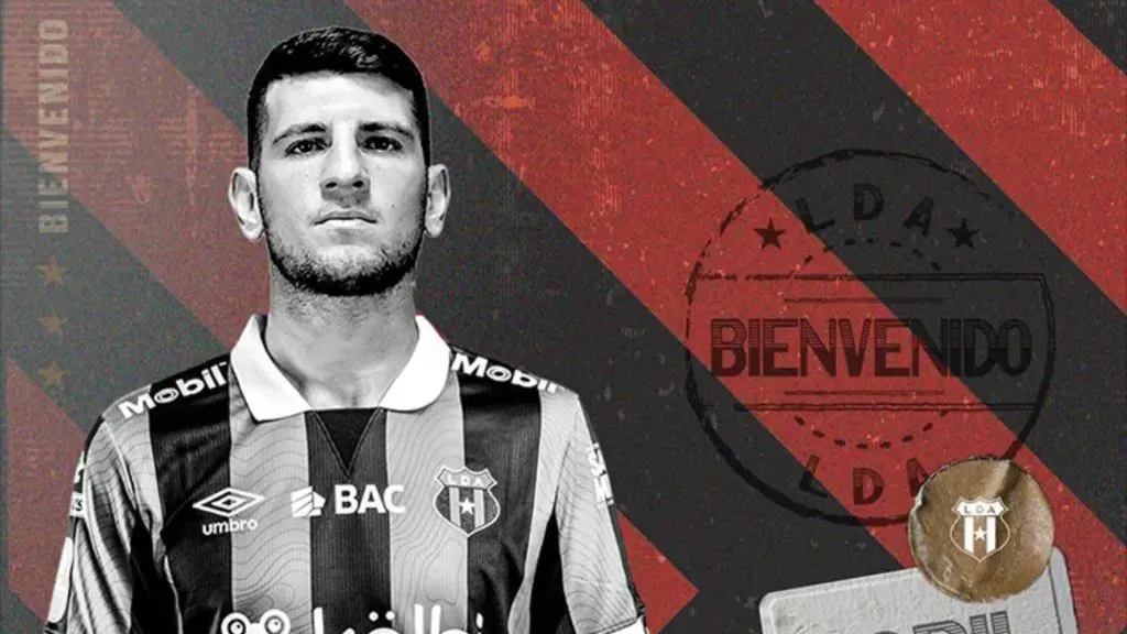 Alberto Toril todavía no puede jugar para Alajuelense.