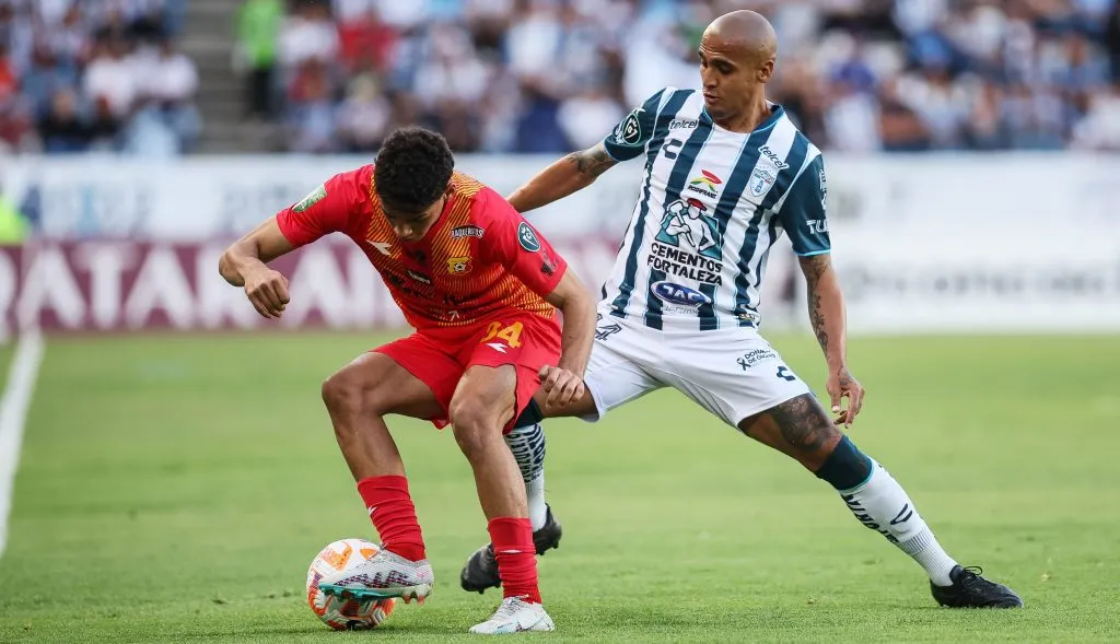 Jafet Soto es el que avanza para vender a Andy Rojas. (Foto: Getty Images)