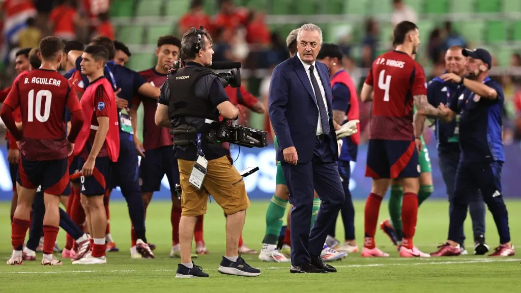 Gustavo Alfaro es buscado por Paraguay desde que los venció en la Copa América.
