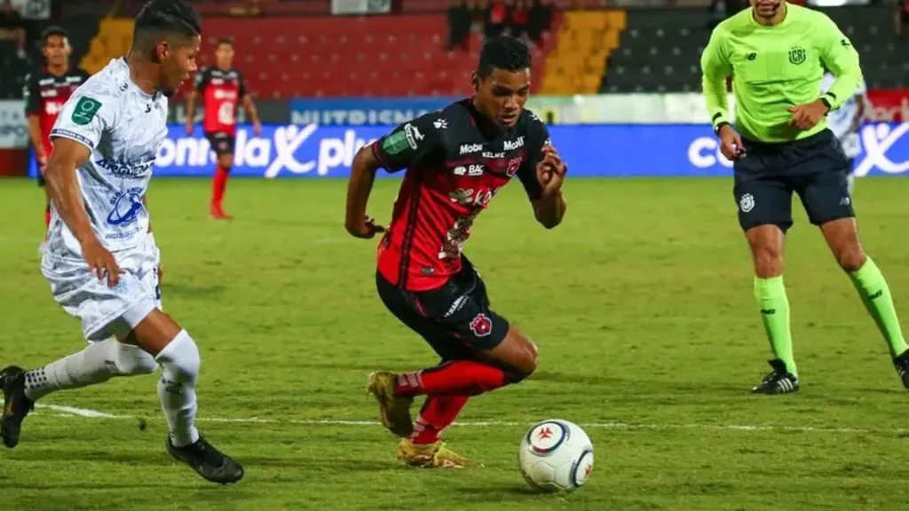 Creichel Pérez tiene apenas 19 años y ya piensa en su futuro.