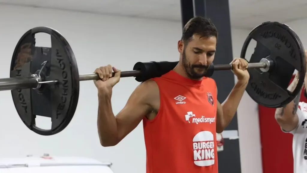 Así trabaja Celso Borges: sin descanso. (Alajuelense)