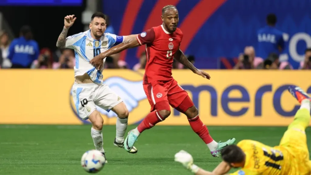 Argentina y Canadá se vieron las caras por última vez el 20 de junio, en la primera fecha de la Copa América. Aquel día, los sudamericanos ganaron 2-0 con los goles de Julián Álvarez y Lautaro Martínez. (Foto: AFP)