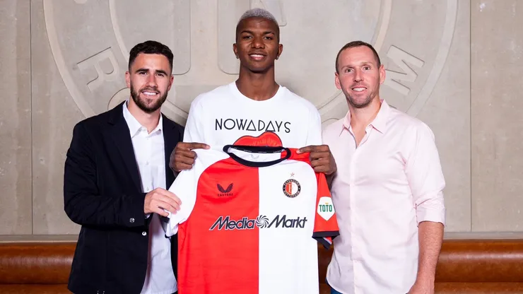 Jeyland Mitchell fue presentado en el Feyenoord.