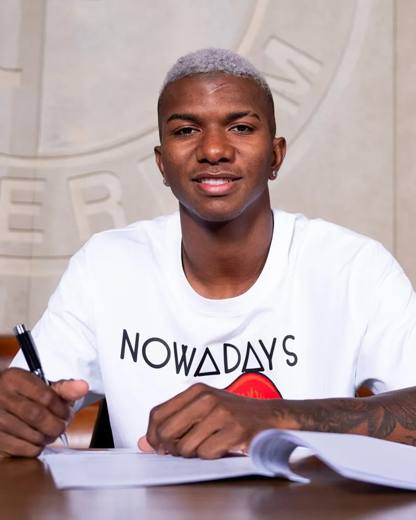 Jeyland Mitchell firmó contrato hasta 2029 (Feyenoord Rotterdam).