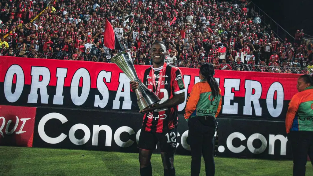Joel Campbell celebra, con trofeo en mano, la consecución de la Copa Centroamericana. (Foto: Alajuelense)