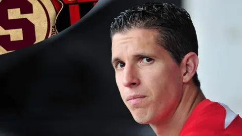 Pablo Gabas le habla a Alajuelense.