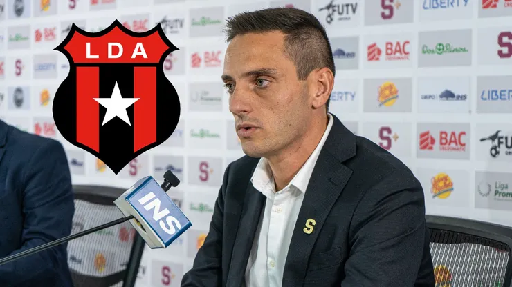Sergio Gila arremete contra Alajuelense.