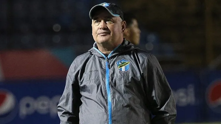 Willy Olivera suma un nuevo revés en Comunicaciones tras la derrota ante Alajuelense