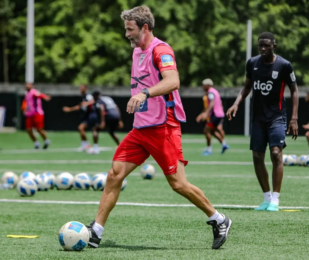 Thomas Christiansen se mueve a la par de sus jugadores.