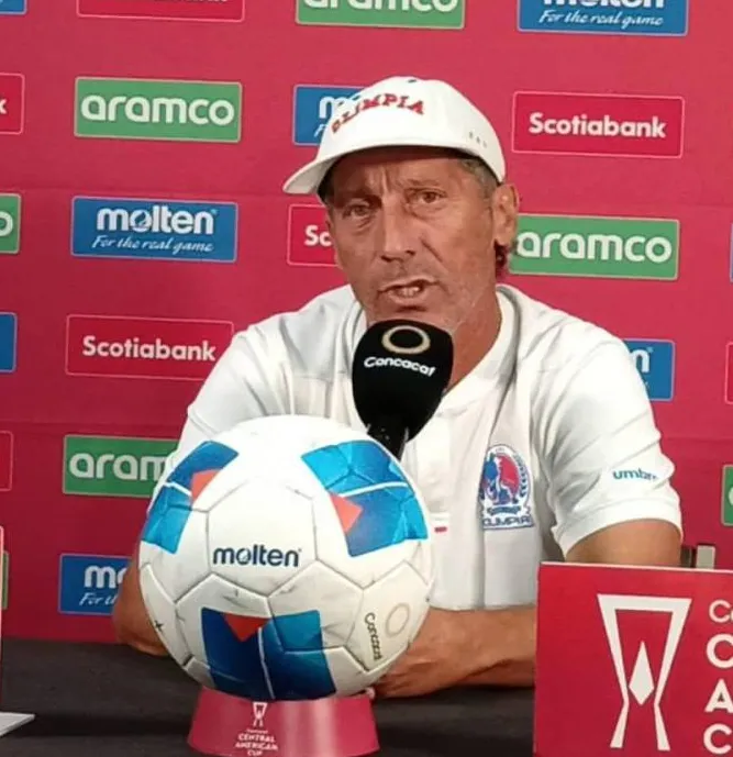 Troglio en conferencia de prensa.