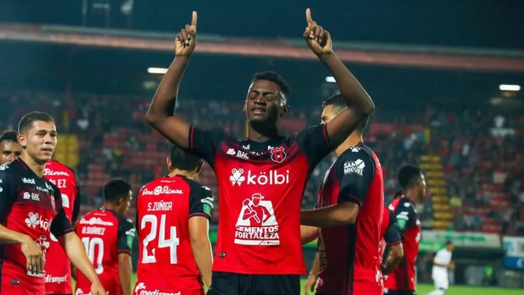 Rashir Parkins fue citado por Claudio Vivas.