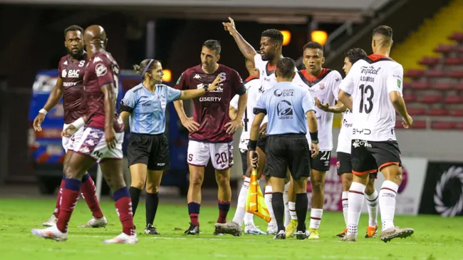 La última vez que se vieron las caras, el pasado 17 de julio, Alajuelense venció 3-1 a Saprissa en una caliente Recopa. (Foto: José Cordero / La Teja)