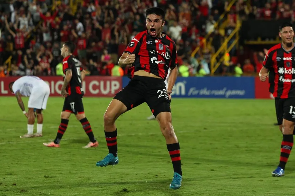 Así festejó Van der Putten su gol a Comunicaciones. (Alajuelense)
