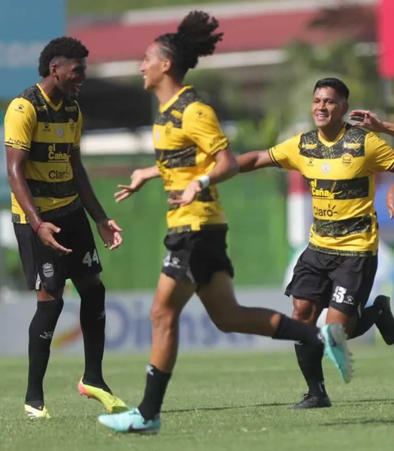 Real España trinfua en el clásico frente a Marathón.