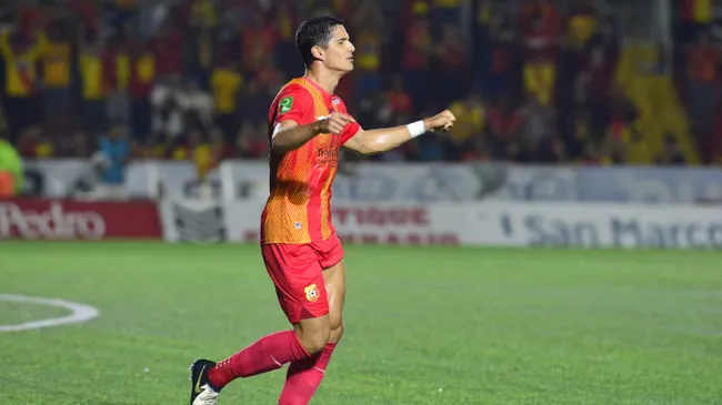 “Tepa” González le quitó el invicto de doce partidos a Sporting. (Foto: Jorge Navarro / La Nacion)