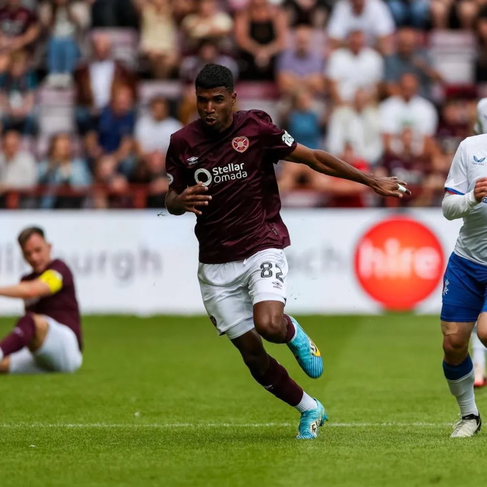 Gerald Taylor salió reemplazado (Hearts).