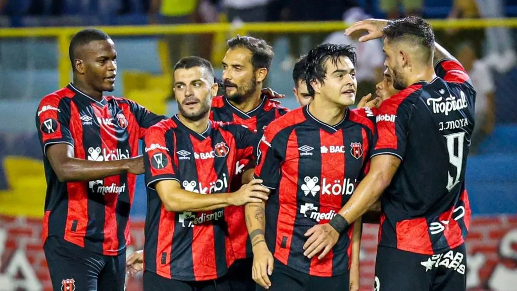 Guimaraes asegura que Alajuelense necesita un lateral derecho.