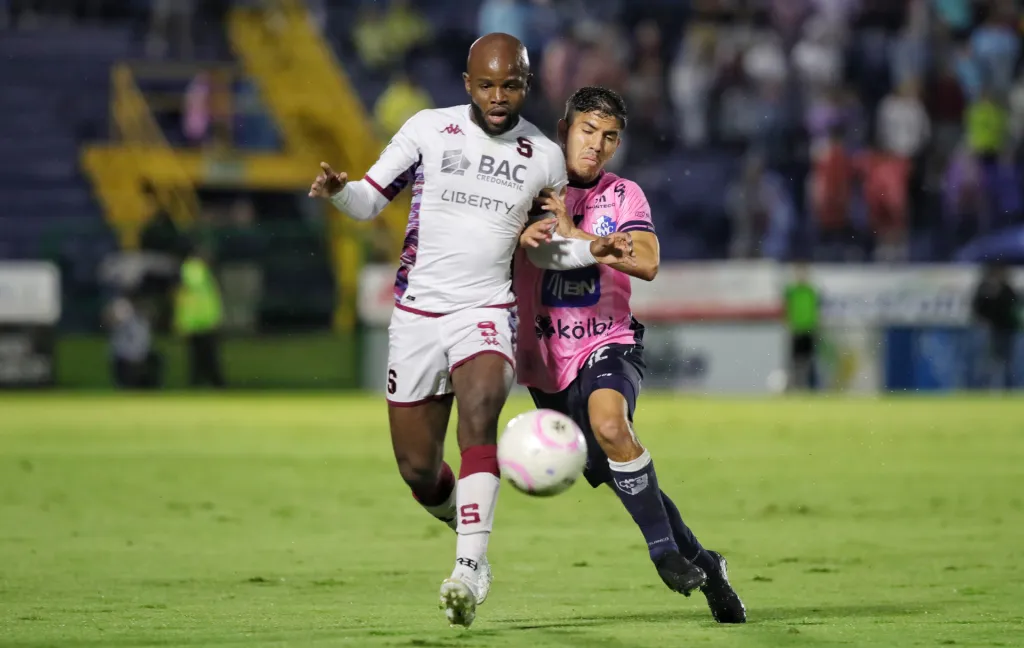La última vez que se vieron las caras, el pasado 27 de marzo, Saprissa se marchó del “Fello” Meza con un agónico triunfo 4-3. (Foto: La Nación)