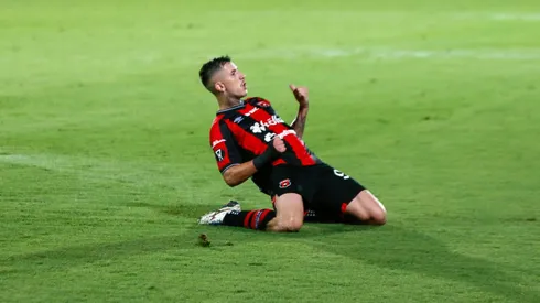 Canhoto sorprende a Alajuelense.