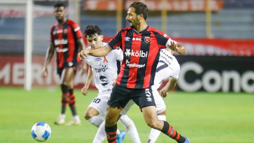 Borges domina el mediocampo rojinegro. (Concacaf)